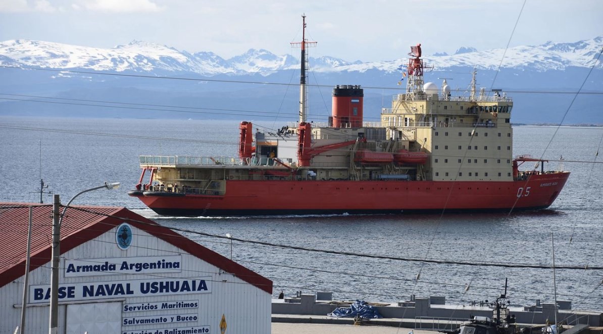El Almirante Irízar zarpó de Ushuaia rumbo a la Antártida para realizar pruebas de hielo | Actualidad