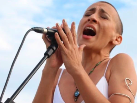 Cambiaron la letra del himno en un acto oficial en Santa Fe para apoyar al feminismo | Actualidad