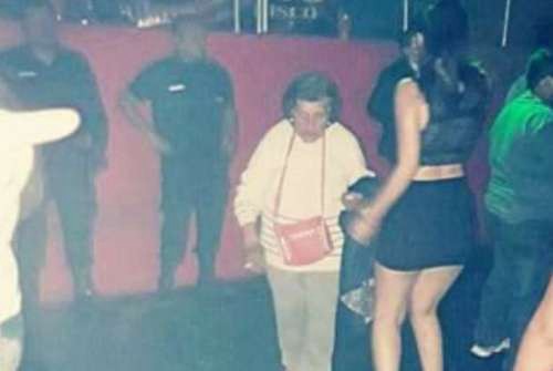 La abuela que fue al boliche a buscar a su nieta para que cuide a su bebé | Actualidad