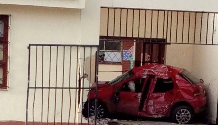 Un auto traspasó las rejas de un escuela y se incrustó en la puerta de entrada | Actualidad