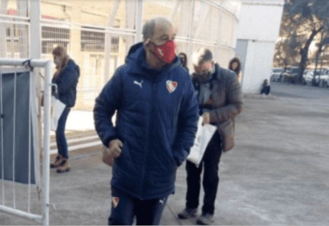 Ricardo Bochini se vacunó en el Monumental vestido de Independiente | Deportes