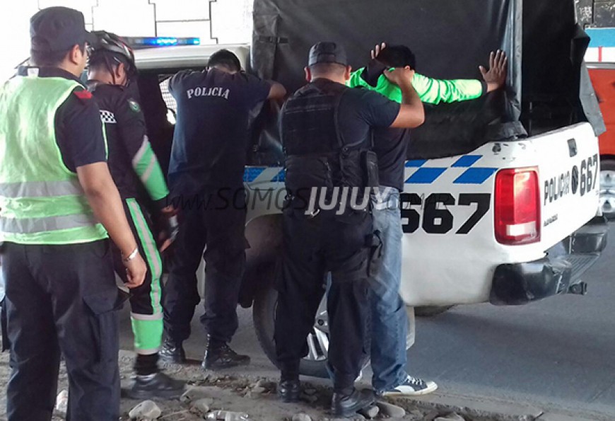 Dos policías borrachos fueron detenidos tras chocar dos veces | Actualidad