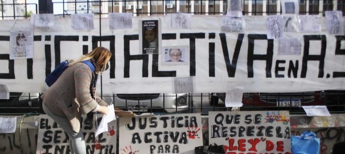 Reclamo de Justicia: víctima de abuso sexual pegó en Tribunales dibujos hechos por niños abusados | Actualidad