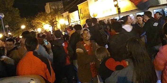 Pese a las restricciones, hinchas de Colón coparon las calles de Santa Fe | Deportes