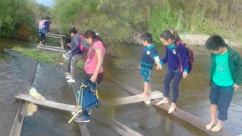 Alumnos cordobeses hacen equilibrio sobre un río para llegar a la escuela | Actualidad