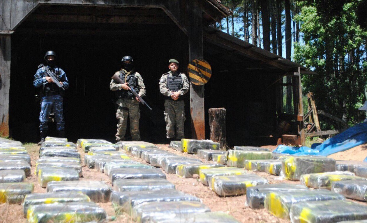 Narcos echaron a una familia de su casa para esconder más de 8 toneladas de marihuana | Actualidad