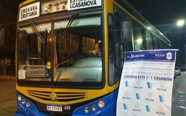 Subieron a un colectivo con una cuchilla y asaltaron a todos los pasajeros | Actualidad