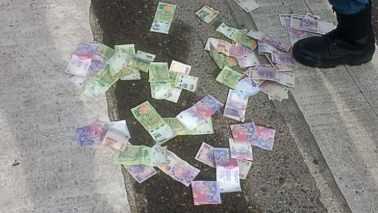 Detuvieron a un joven cuando tiraba billetes de 100 y 500 pesos en plena calle | Actualidad