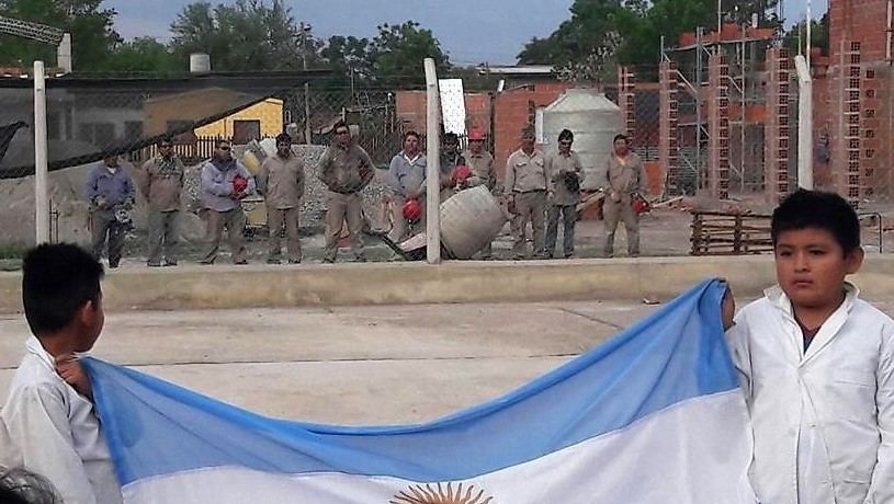 Foto viral: el gesto de un grupo de albañiles que emocionó a todos durante un acto escolar | Actualidad