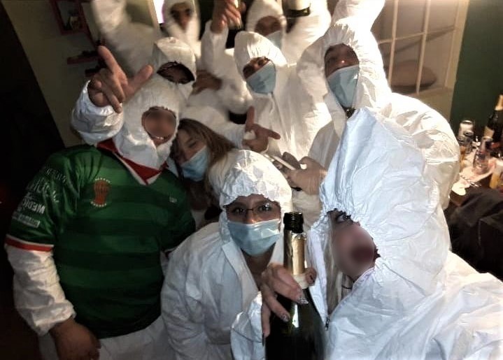 Video escándalo: armaron una fiesta clandestina y bailaron disfrazados con mamelucos sanitarios | Actualidad