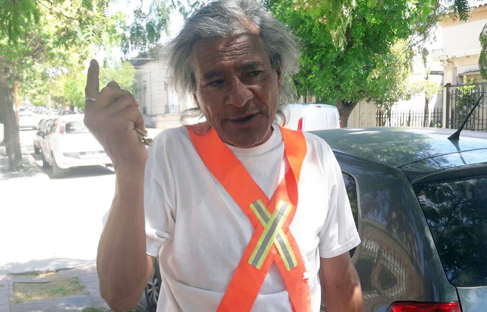 El cuidador de coches al que le regalaron una campera con 4800 pesos escondidos y los devolvió | Actualidad