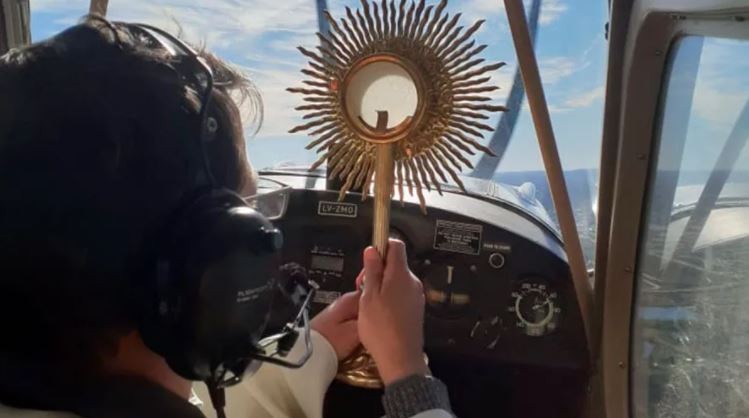 Por primera vez se realizó en el país una procesión religiosa aérea | Actualidad