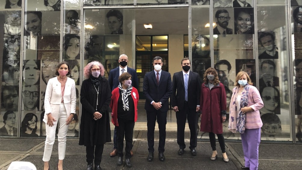 Pedro Sánchez visitó el Museo de la Memoria ESMA: "Lo que vimos acá nos ha inspirado" | Política