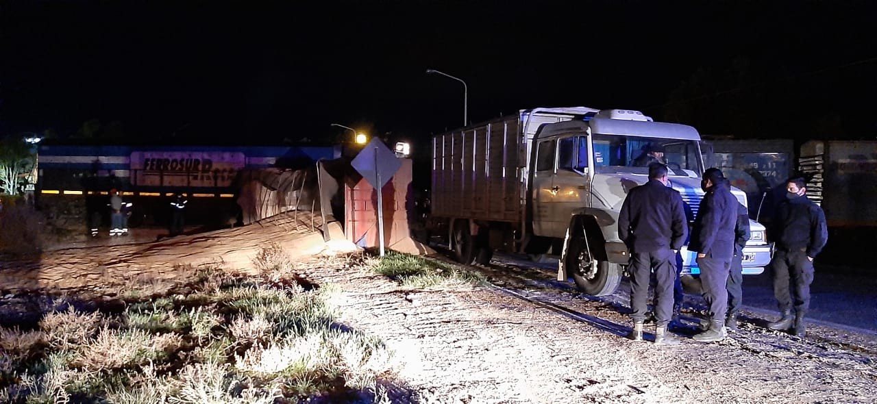 Volcó acoplado cargado con trigo tras ser embestido por un tren en Bahía Blanca | Actualidad