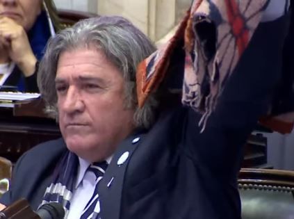 "Zonas frías": Un diputado de Mendoza revoleó una frazada para celebrar la media sanción del proyecto | Política