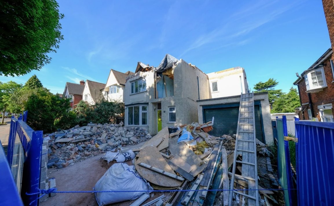 Un albañil destrozó la casa de sus jefes cuando estaban de vacaciones porque no le habían pagado | Internacionales