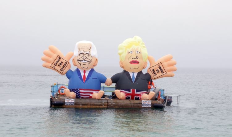 Dos muñecos inflables de Johnson y Biden flotan en una balsa en las costas de Cornualles | Internacionales