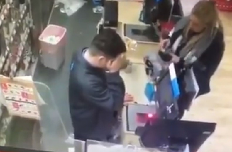 Tenía resaca, fingió un desmayo para zafar del trabajo y se volvió viral | Internacionales