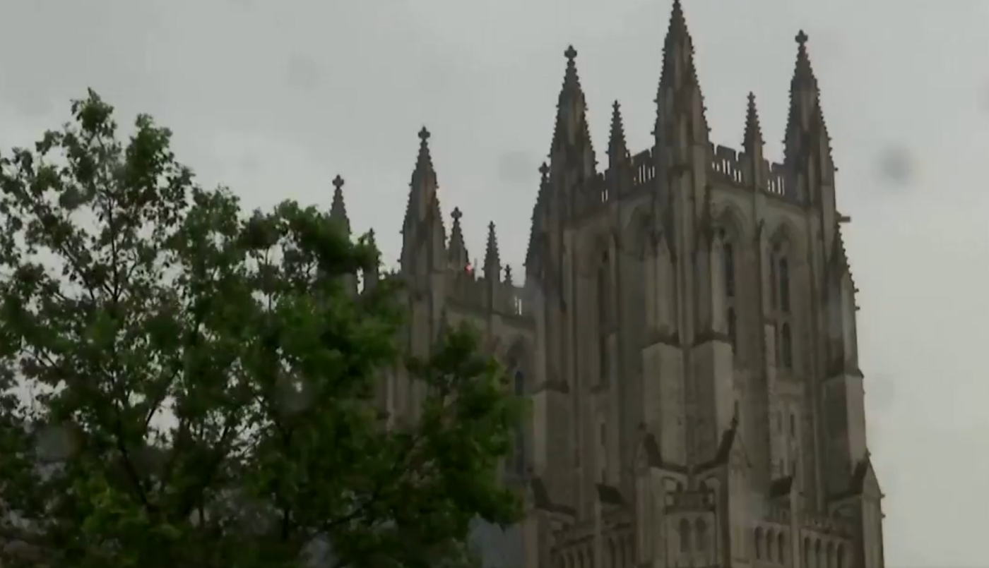 A modo de homenaje, una iglesia dio una campanada cada mil muertos de Covid-19 | Internacionales