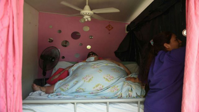 Lograron trasladar a una joven que sufre obesidad mórbida: Isabella pesa 490 kilos | Actualidad