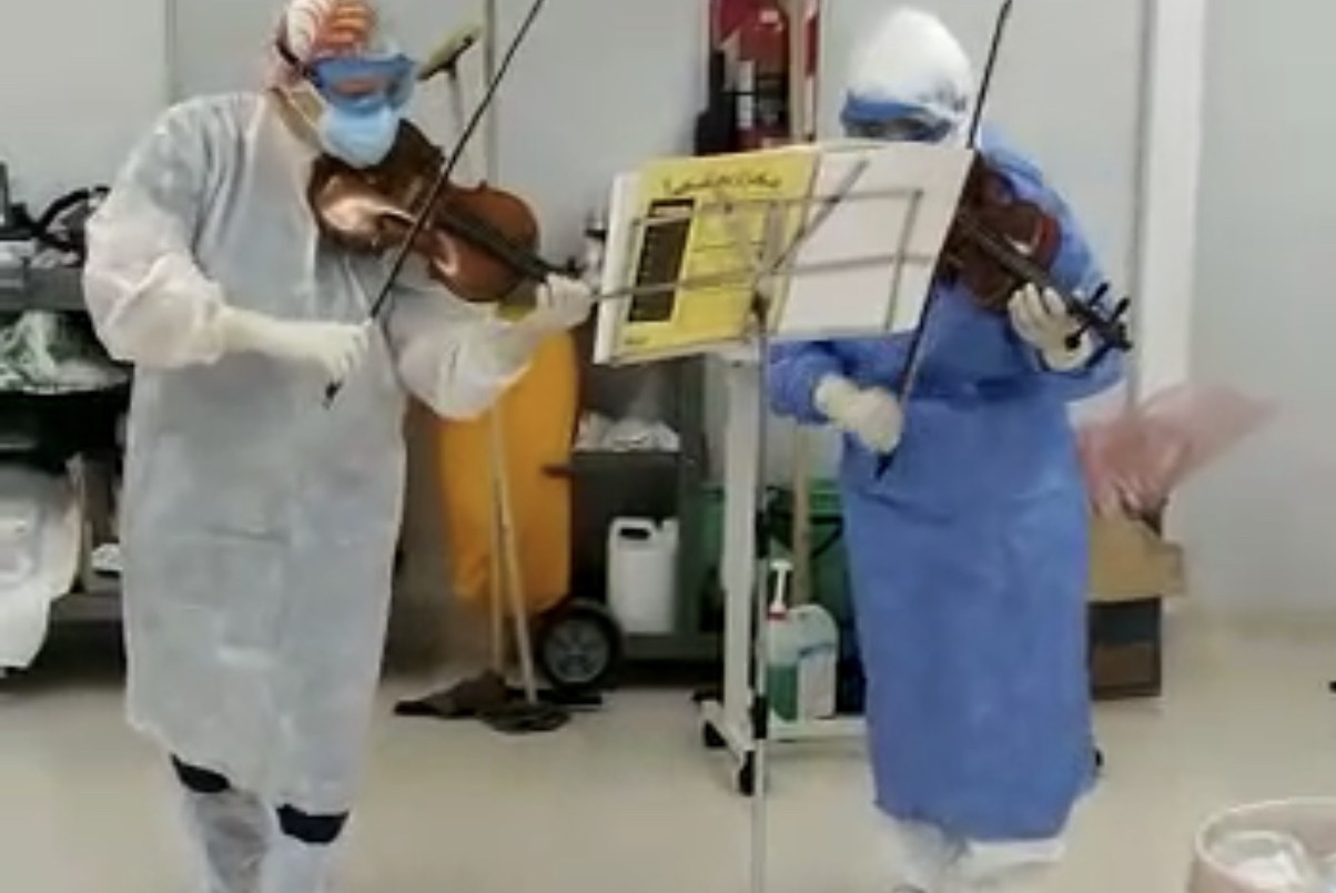 Dos médicas y una música tocan sus violines en hospitales para animar a pacientes con Covid | Actualidad