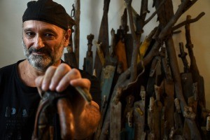 Christian Acuña, el alquimista que hurga entre desechos a orillas del Río de la Plata | Actualidad