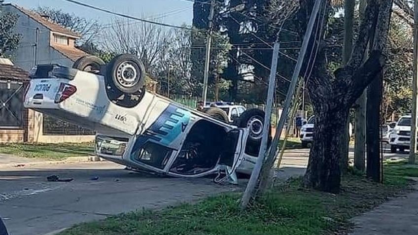 Video: Manejaba mirando su celular, chocó a un patrullero y lo hizo volcar | Actualidad