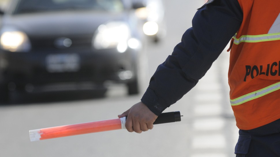 Lo detuvieron por manejar alcoholizado: tiene covid y les tosió a los policías en la cara | Actualidad