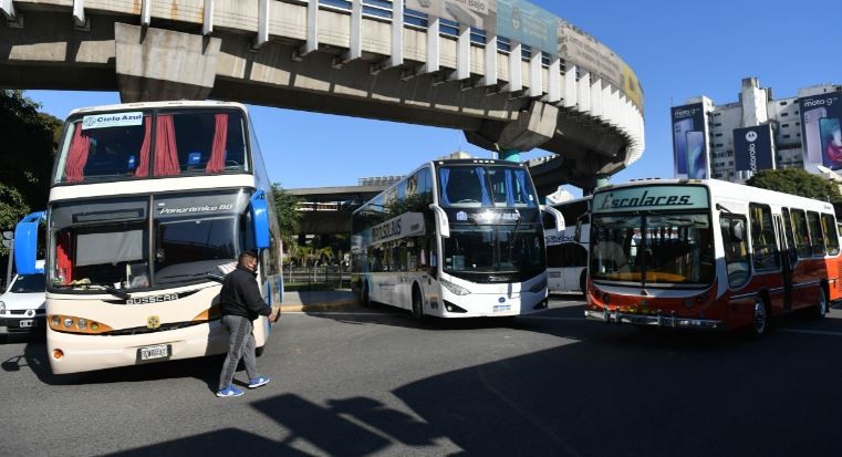 Sigue el corte con micros y la protesta de choferes en el centro porteño | Actualidad