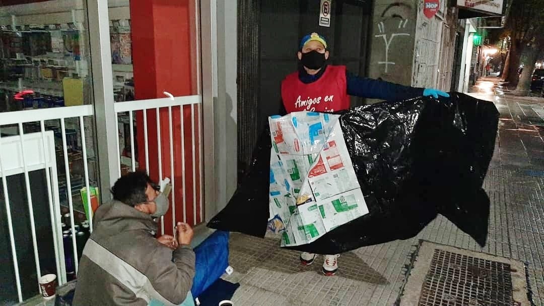 #ElOtroFrio, la campaña solidaria que entrega aislantes a personas en situación de calle | Actualidad