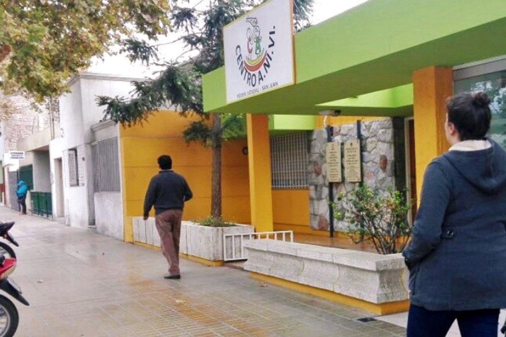 Aberrante: Madre abusaba de sus tres hijos, los prostituía y tenía sexo con un pitbull | Actualidad