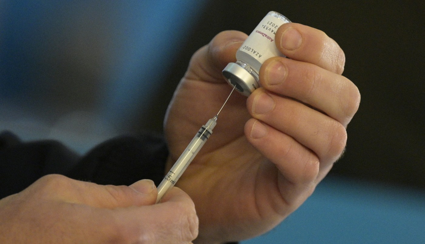 El Gobierno evalúa dar dosis de refuerzo o cambiar alguna vacuna ante las nuevas cepas de coronavirus | Política