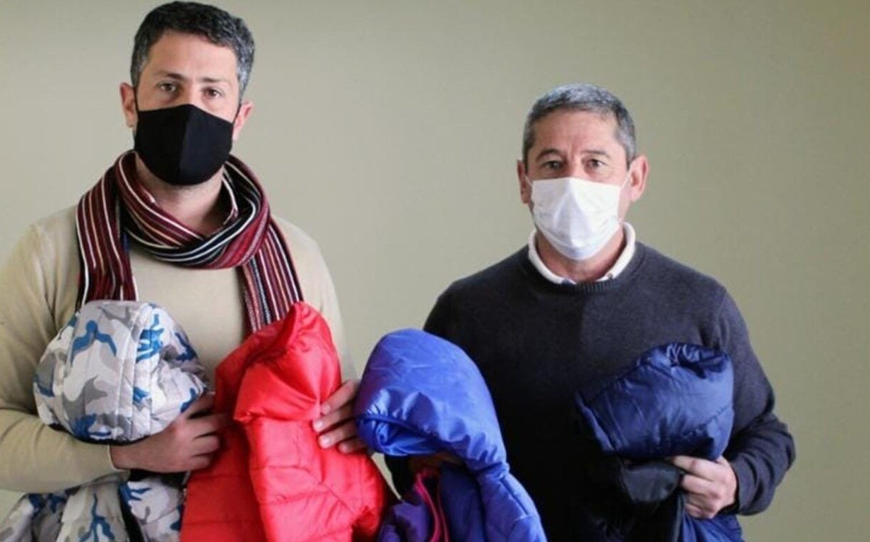 Regreso a clases presenciales con frío: municipio entrega camperas a todos los alumnos | Actualidad