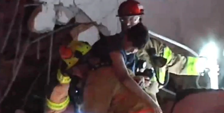Video: así trabajan los bomberos en el interior del edificio derrumbado en Miami | Internacionales