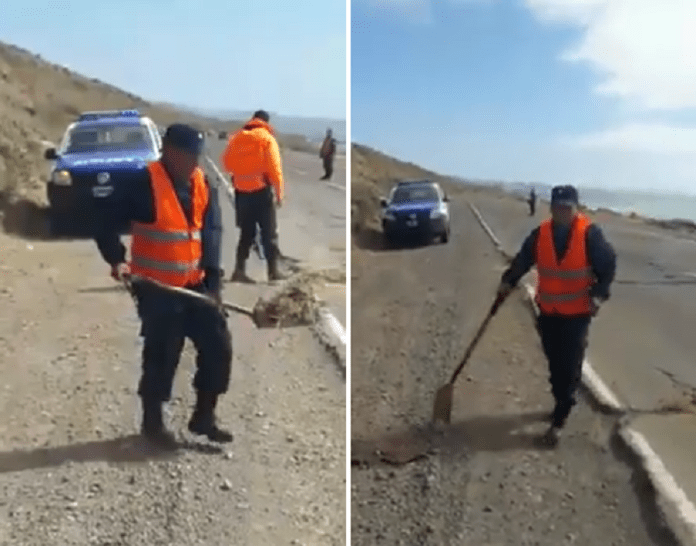 Filman a policías de Santa Cruz tapando con tierra los baches en las rutas | Actualidad