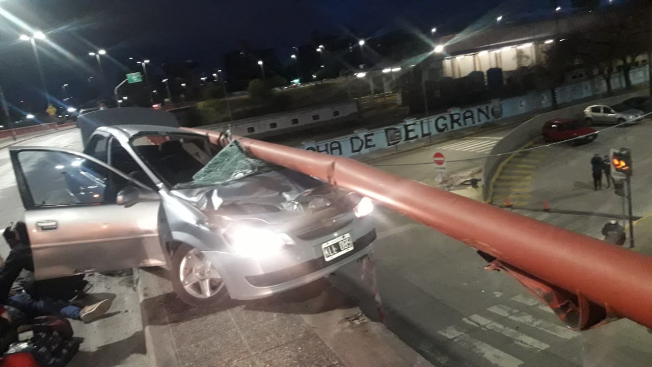 Impactante accidente en Nueva Córdoba: el vehículo quedó colgado de un puente | Actualidad