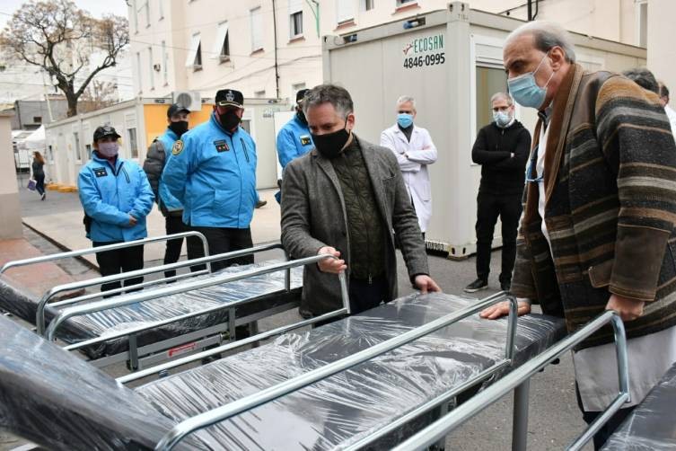 La Policía de la Ciudad donó cinco camillas al hospital Ramos Mejía adquiridas con dinero incautado | Actualidad