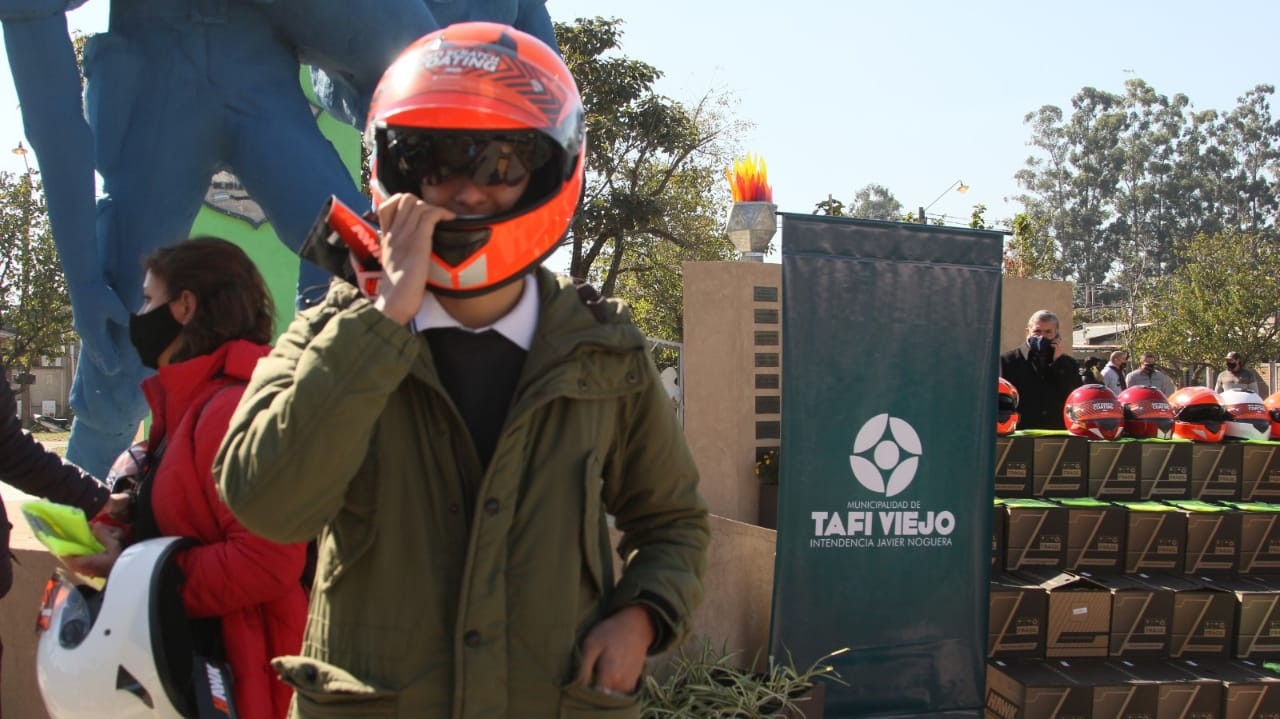 La ANSV entregó cascos y chalecos para motociclistas en Tucumán | Actualidad