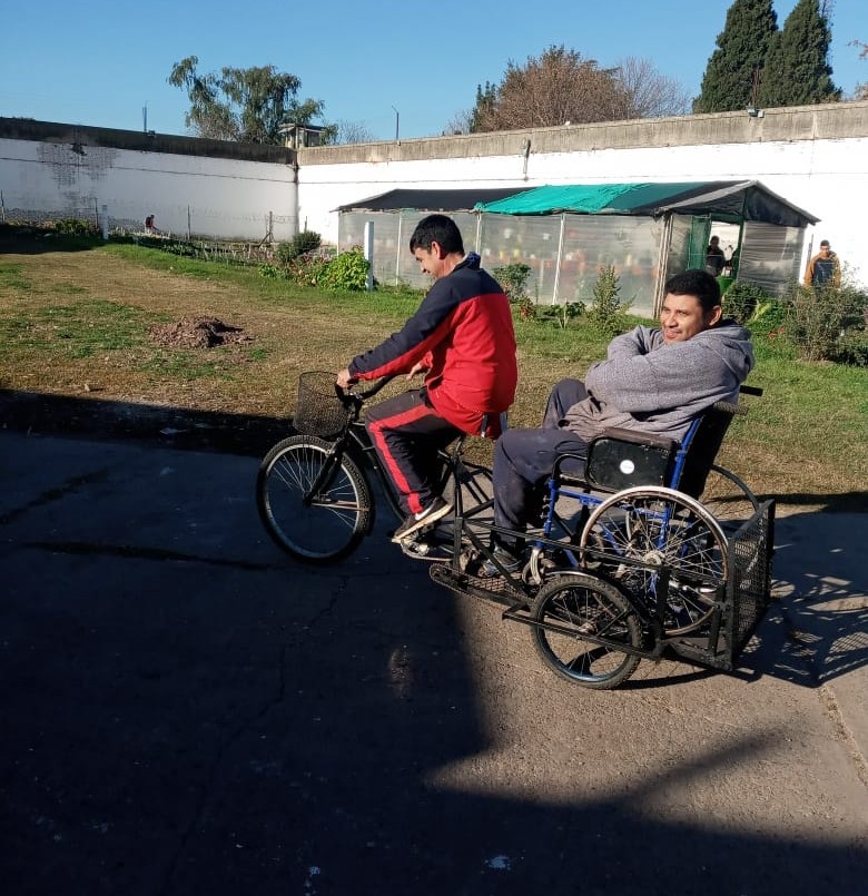 En la cárcel de San Nicolás adaptaron una bicicleta para que pueda pasear un niño con discapacidad | Actualidad