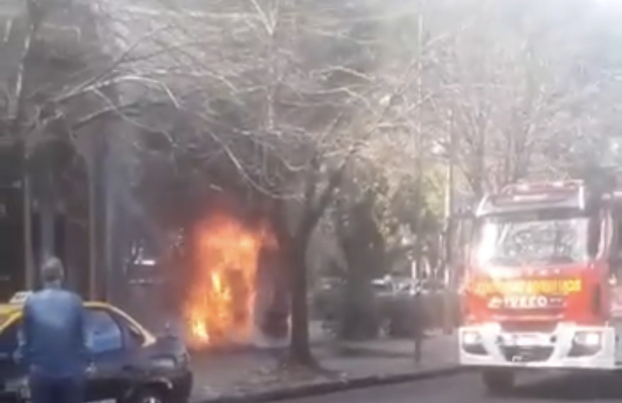 Susto en la puerta de un hospital: ardió una garita de venta de tarjetas de colectivo | Actualidad