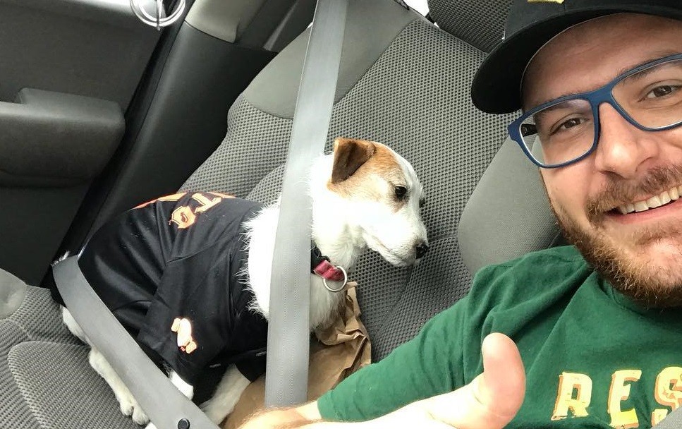 Su perra murió en 2013, la disecó y viaja con ella | Internacionales