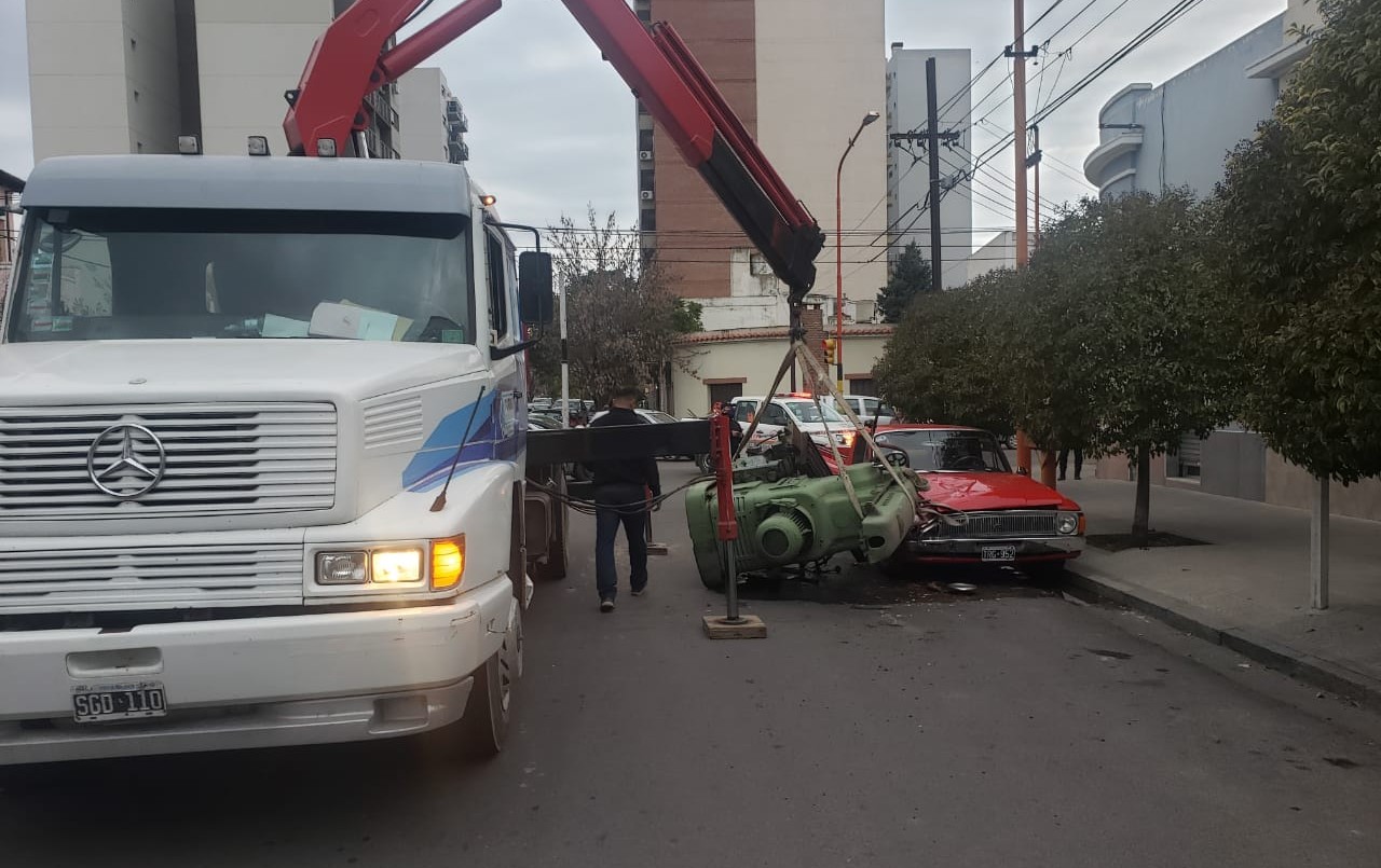 Llevaba una máquina industrial, se soltó y destrozó un vehículo estacionado | Actualidad