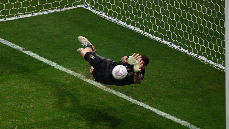 El polémico posteo de Javier Castrilli: "Dibu Martínez debió ser expulsado" | Deportes