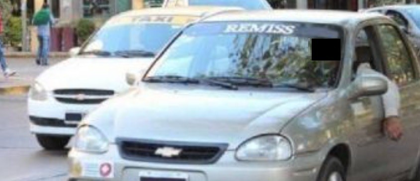 A pedido del remisero bajó a empujar el auto: el chofer escapó con su mochila y $80 mil | Actualidad