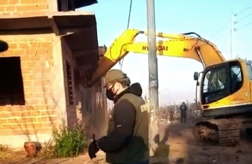 Por orden judicial, desalojaron un predio y derribaron con topadoras las viviendas | Actualidad
