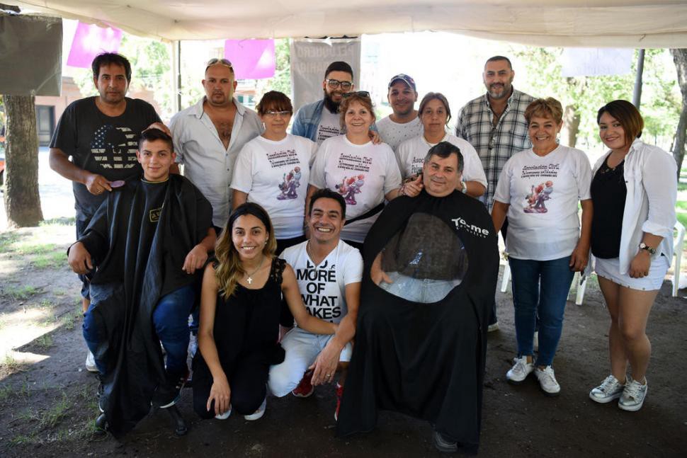 Peluqueros solidarios: un corte de pelo a cambio de un juguete para Reyes en Tucumán | Actualidad