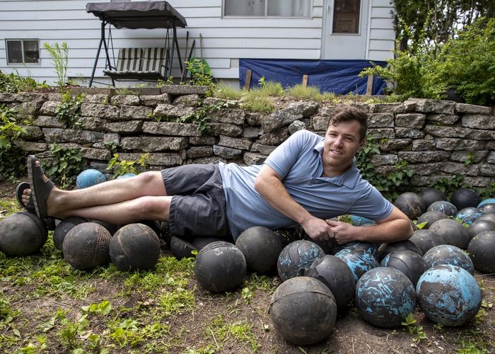Un hombre encontró un cementerio de bolas de boliche en el jardín de su casa | Internacionales