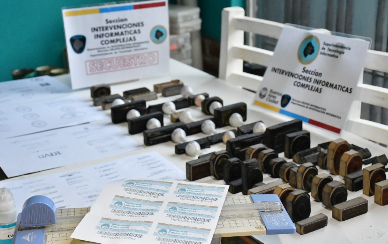 Detienen a dos hermanos que falsificaban títulos secundarios y universitarios: tenían 185 sellos apócrifos | Actualidad