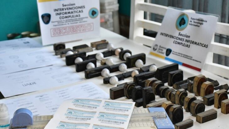 Vendían títulos secundarios y universitarios por menos de $15 mil: dos detenidos | Actualidad