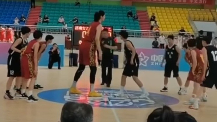 Tiene 14 años, mide 2,26 metros y asombra al mundo: la basquetbolista china que se volvió viral | Internacionales
